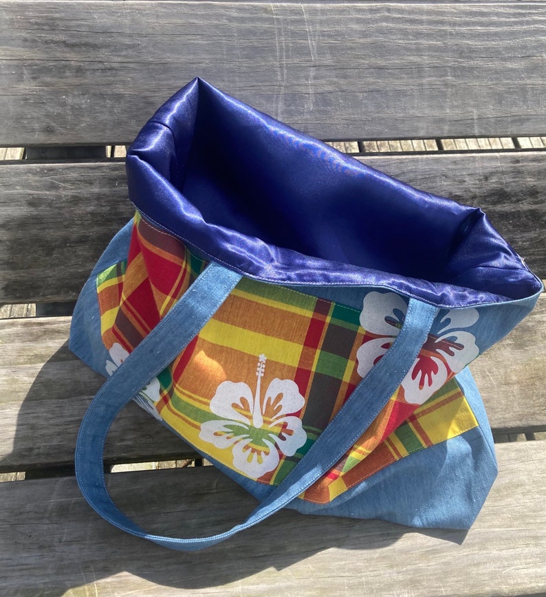 Tote bag en jean et madras. Sac Fourre-tout. Fleurs dhibiscus. image 3