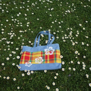 Tote bag en jean et madras. Sac Fourre-tout. Fleurs dhibiscus. image 4