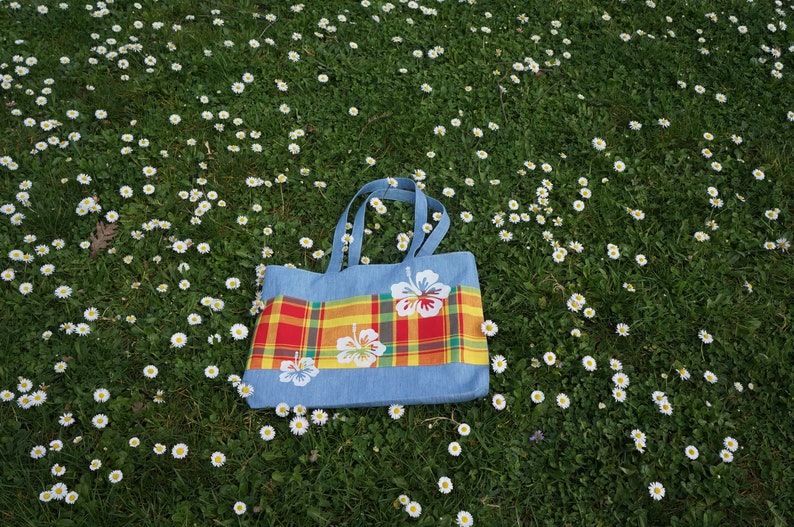 Tote bag en jean et madras. Sac Fourre-tout. Fleurs dhibiscus. image 4