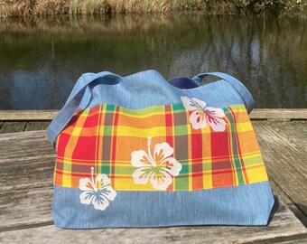 Tote bag en jean et madras. Sac Fourre-tout. Fleurs d’hibiscus.