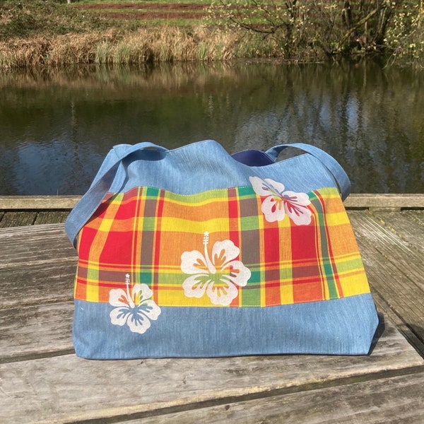 Tote bag en jean et madras. Sac Fourre-tout. Fleurs d’hibiscus.