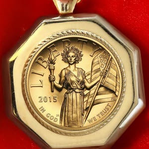 Hoge reliëf gouden Liberty Eagle-munt 2015 - 24-karaats massief gouden hanger met ketting