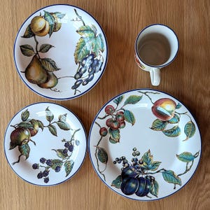 Années 1980-90 Macintosh Pier 1 fruits vaisselle assiettes, bols, tasses - vaisselle vintage du Staffordshire anglais - passe au lave-vaisselle et au micro-ondes