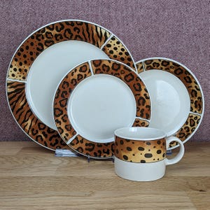 Vintage 1997 Sakura Tribe Majesticware av Sue Zipkin Servis, Tallrikar, Skålar