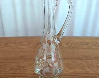 Caraffa/Brocca da vino vintage in vetro inciso / Motivo floreale e botanico / Metà secolo