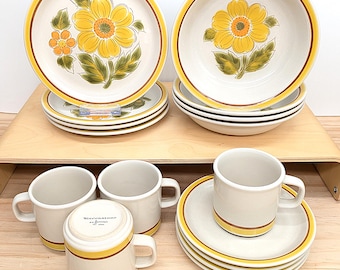 Vajilla vintage Sierrastone Idlewild Ironstone con diseño floral amarillo, década de 1970