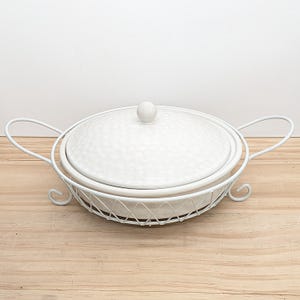 Temp-tations Thanks & Giving 10" Taartbakplaat met deksel + mand, geheel wit, keramiek, ovenbestendig, vakantiebakvormen serveerschaal, Tara Tesher