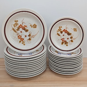 Vintage tallrikar i stengods med höstblommor – Four Seasons-kollektionen, Japan 1970-talet