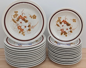 Talerze kamionkowe z motywem jesiennych kwiatów – kolekcja Four Seasons, Japonia, lata 70. XX wieku