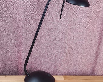 Lampa biurkowa halogenowa w kolorze czarnym w stylu vintage, z gęsią szyją, w stylu postmodernistycznym