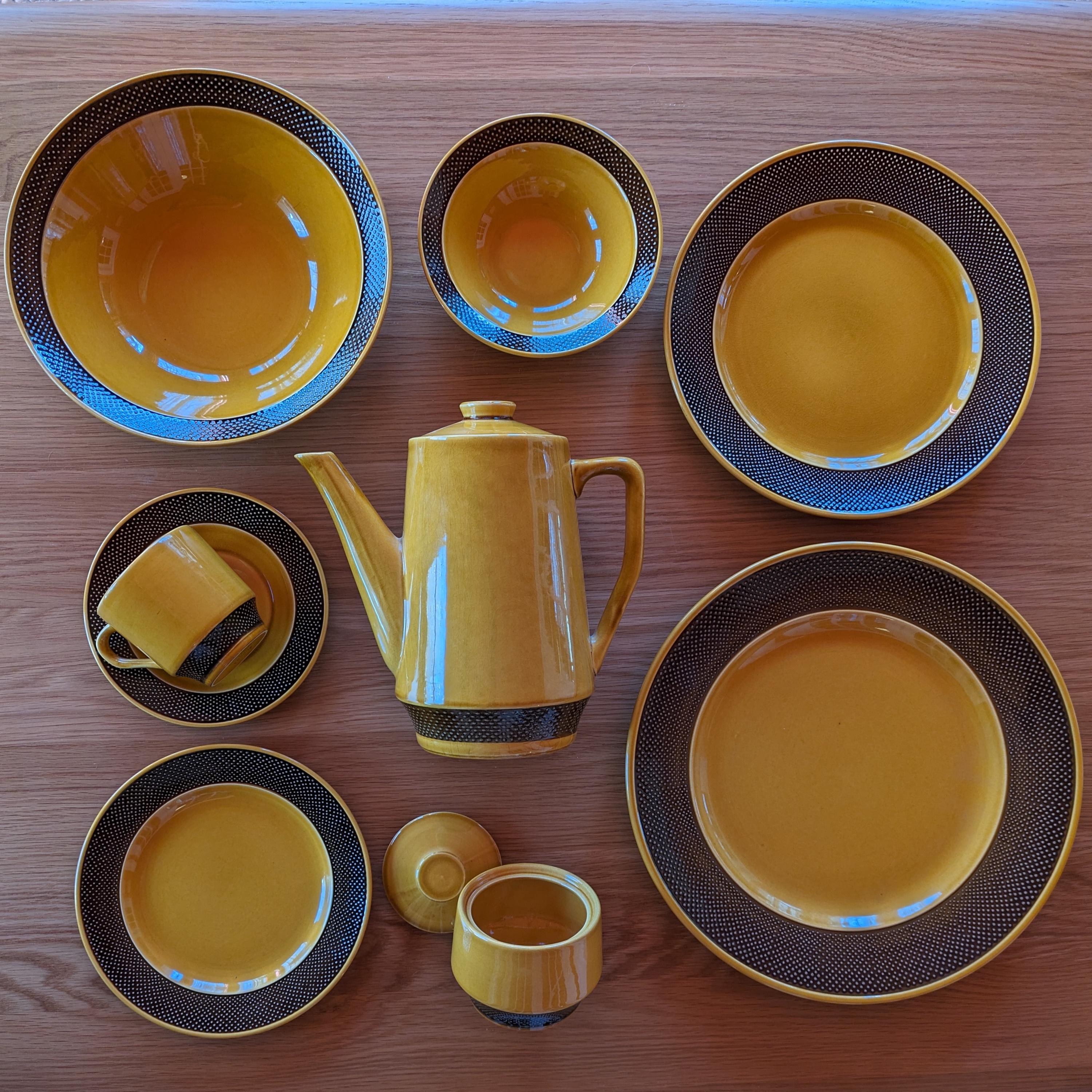 IRONSTONEクリスマス食器3点セット ビンテージ1970年代当時物 Vintage, English Ironstone, Set of 3 Brown Tea & Coffee Cups