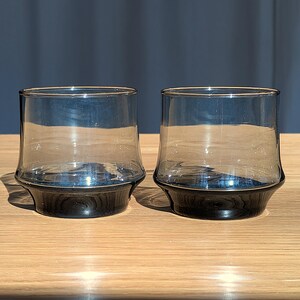 ヴィンテージ Libbey Impromptu Smoke ローボール ロックグラス ペア、ミッドセンチュリーモダンバーウェア、高さ 3.25 インチ、カクテルやウイスキー愛好家へのギフト