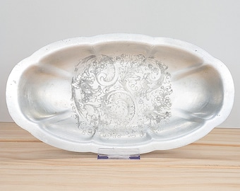 Vintage Wilson Specialties Handgeschmiedetes Aluminiumtablett - Floral graviertes Oval 12,5 "x 7" - Mid-Century Modern Home Decor