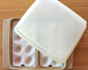 Vintage Tupperware Deviled Egg Carrier uit de jaren 70 – Almond Tan, Retro Kitchen Storage