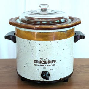 Olla de cocción lenta Rival Crock Pot de 3,5 cuartos de galón, modelo 3150/2, color marrón crema moteado, estilo vintage de los años 70.