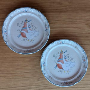 Makellose Vintage International Tableworks Marmalade Twin Geese Teller, blaues Band und Birnendesign, japanisches Steingut, 2er-Set, 7,5 &quot;