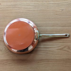 Puede incluir: Un letrero de madera rústico con el texto "Welcome to our home" en letras blancas. El letrero presenta un acabado envejecido y un diseño simple y acogedor, ideal para la decoración de la puerta principal.