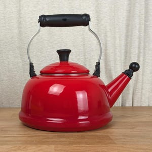 Vintage Le Creuset roter Emaille Pfeifenkessel - Ende der 90er Jahre, ausziehbare Pfeife, 1.7 Qt, ausgezeichnetes, französisches Kochgeschirrdekor