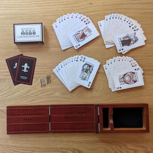 Vintage Knob & Heel Travel Cribbage Set von Front Porch Classics - Faltbares Mahagonibrett, Karten, Wirbel, Anfang der 2000er Jahre Komplettspiel