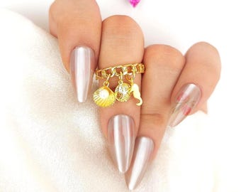Anillo ajustable chapado en oro con dije de estrella de mar, concha de perla y caballito de mar. Delicado anillo playero, joya oceánica, regalo de verano para ella. Anillo minimalista.