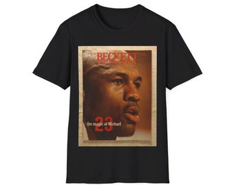 Könnte beinhalten: Schwarzes T-Shirt mit einem Vintage-Magazin-Cover-Druck, der ein Nahaufnahme von Michael Jordans Gesicht zeigt. Das Magazin-Cover ist mit "Beckett Basketball Monthly" betitelt und zeigt die Nummer "23" mit dem Text "the magic of Michael".