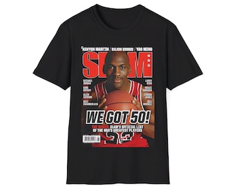 Könnte beinhalten: Schwarzes T-Shirt mit einem Aufdruck eines Basketball-Magazin-Covers mit Michael Jordan in einem roten Trikot, der einen Basketball hält. Das Magazin-Cover lautet "SLAM" und "WE GOT 50! The Remix: SLAM's Official List of the NBA's Greatest Players."