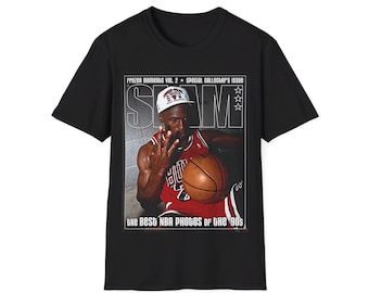 Könnte beinhalten: Schwarzes T-Shirt mit einem Aufdruck von Michael Jordan, der einen Basketball hält. Der Aufdruck stammt von einem Magazincover mit dem Text "Frozen Moments Vol. 2 Special Collector's Issue" und "the Best NBA PHOTOS of the 90s".
