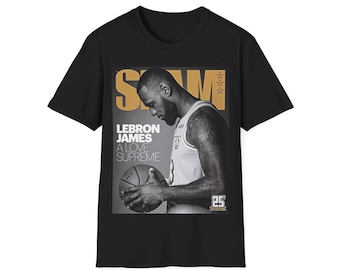 Könnte beinhalten: Schwarzes T-Shirt mit einem Aufdruck von LeBron James auf der Vorderseite. Der Aufdruck ist ein Foto von LeBron James, der einen Basketball hält, mit dem Text "LEBRON JAMES A LOVE SUPREME" und dem "SLAM"-Magazinlogo darüber.