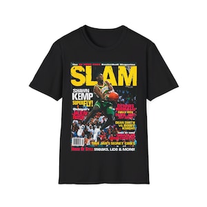 Könnte beinhalten: Schwarzes T-Shirt mit einem Vintage-Basketballmagazin-Druck, das einen Basketballspieler in einem grün-gelben Trikot zeigt. Das Magazincover lautet "SLAM" und enthält den Text "Shawn Kemp Superfly!" und "Michigan's Jalen Rose".