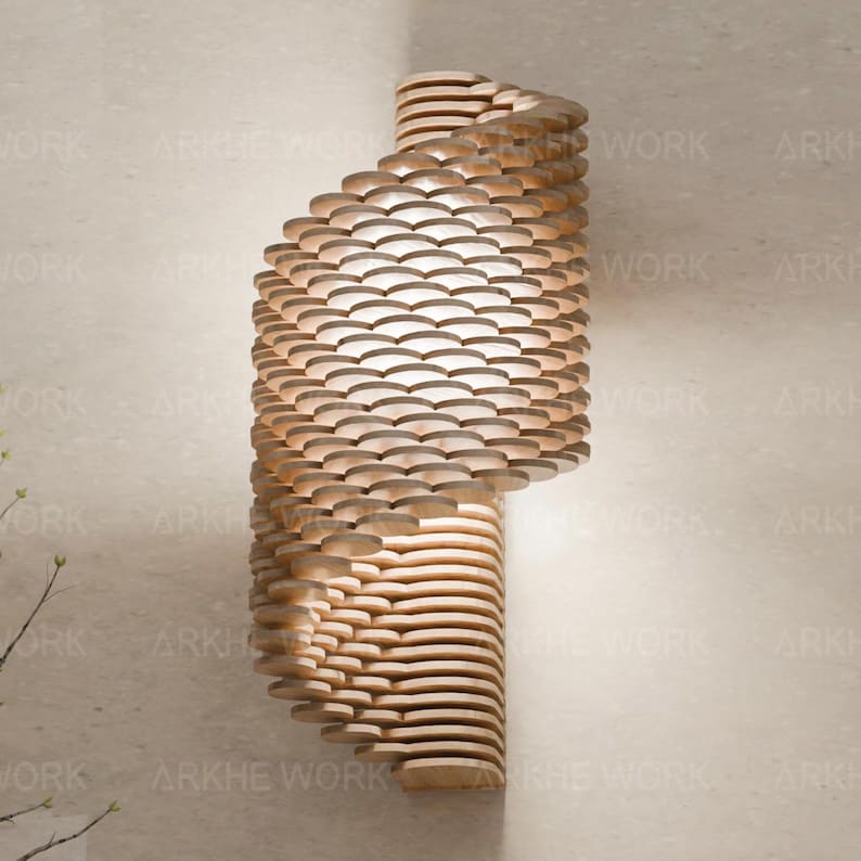 Puede incluir: Una l&aacute;mpara de pared de madera con un dise&ntilde;o &uacute;nico y superpuesto. La l&aacute;mpara est&aacute; hecha de finas piezas de madera que se superponen para crear un patr&oacute;n en espiral. La luz brilla a trav&eacute;s de los huecos en la madera, creando un brillo c&aacute;lido y acogedor.