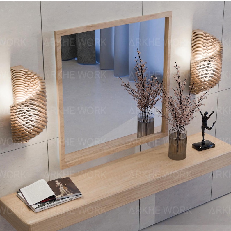 Puede incluir: Una estanter&iacute;a de madera con un espejo y dos apliques de pared de madera con un dise&ntilde;o geom&eacute;trico. La estanter&iacute;a est&aacute; decorada con dos jarrones de flores y una peque&ntilde;a escultura.