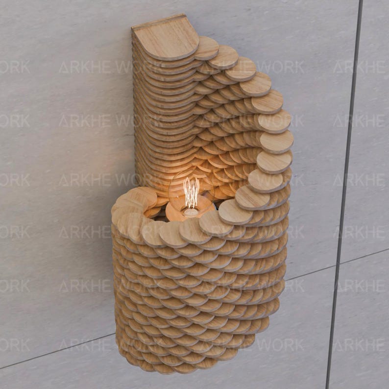 Puede incluir: Una l&aacute;mpara de pared de madera con un dise&ntilde;o en espiral. La l&aacute;mpara tiene una bombilla en el centro y est&aacute; hecha de muchas piezas peque&ntilde;as de madera superpuestas.
