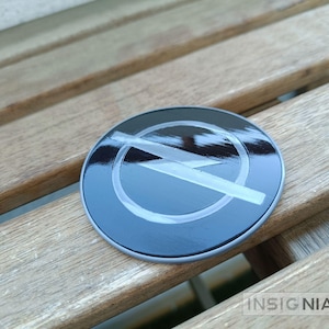Opel Kadett E gebogenes Motorhaubenemblem. 3D-Reproduktion. Opel-Logo, -Abzeichen, -Emblem.
