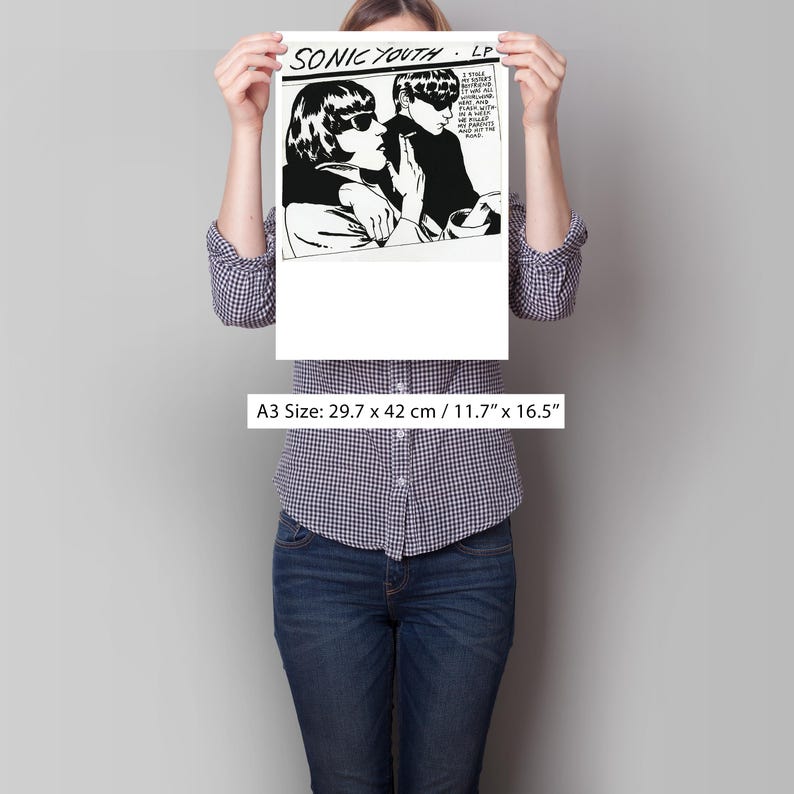 Puede incluir: P&oacute;ster en blanco y negro con una ilustraci&oacute;n de estilo pop art de dos personas. El texto "SONIC YOUTH LP" est&aacute; en la parte superior. El p&oacute;ster A3 mide 29,7 x 42 cm (11,7" x 16,5").