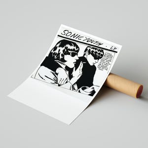 Puede incluir: Impresi&oacute;n en blanco y negro de la portada de un LP de Sonic Youth. La obra de arte presenta dos figuras con gafas de sol, con el nombre de la banda en la parte superior. Un p&oacute;ster enrollado est&aacute; junto a la impresi&oacute;n.