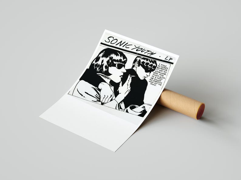 Puede incluir: Impresi&oacute;n en blanco y negro de la portada de un LP de Sonic Youth. La obra de arte presenta dos figuras con gafas de sol, con el nombre de la banda en la parte superior. Un p&oacute;ster enrollado est&aacute; junto a la impresi&oacute;n.