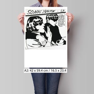 Puede incluir: P&oacute;ster LP de Sonic Youth en blanco y negro. El p&oacute;ster presenta una ilustraci&oacute;n gr&aacute;fica de dos personas con gafas de sol, con el texto "I stole my sister's boyfriend...and hit the road." El p&oacute;ster mide 42 x 59,4 cm.