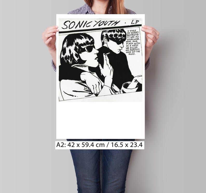 Puede incluir: P&oacute;ster LP de Sonic Youth en blanco y negro. El p&oacute;ster presenta una ilustraci&oacute;n gr&aacute;fica de dos personas con gafas de sol, con el texto "I stole my sister's boyfriend...and hit the road." El p&oacute;ster mide 42 x 59,4 cm.