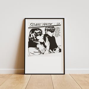 Puede incluir: Una taza de cer&aacute;mica blanca con un asa negra y el texto "But First, Coffee" en negrita negra. La taza se encuentra sobre un fondo neutro, resaltando su dise&ntilde;o sencillo.