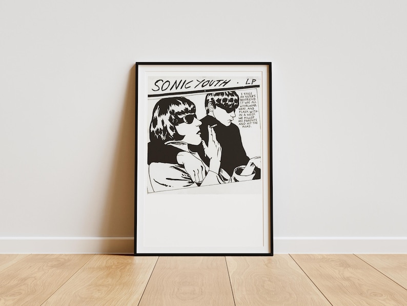 Puede incluir: Una taza de cer&aacute;mica blanca con un asa negra y el texto "But First, Coffee" en negrita negra. La taza se encuentra sobre un fondo neutro, resaltando su dise&ntilde;o sencillo.