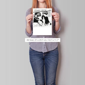 Puede incluir: Un p&oacute;ster en blanco y negro de Sonic Youth. La obra de arte muestra dos figuras con gafas de sol, con el texto &laquo;SONIC YOUTH LP&raquo; en la parte superior. El p&oacute;ster es de tama&ntilde;o A4, midiendo 21 x 29,7 cm.