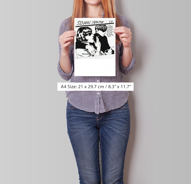 Puede incluir: Un p&oacute;ster en blanco y negro de Sonic Youth. La obra de arte muestra dos figuras con gafas de sol, con el texto &laquo;SONIC YOUTH LP&raquo; en la parte superior. El p&oacute;ster es de tama&ntilde;o A4, midiendo 21 x 29,7 cm.
