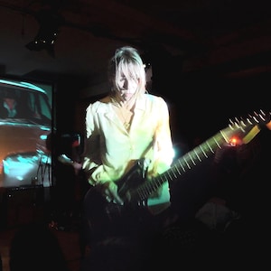 Kim Gordon esegue BODY/HEAD al Cafe OTO, 2012, poster artistico - Poster su carta opaca - semilucida