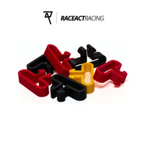 Può includere: Una collezione di clip in plastica nere, rosse e gialle. Le clip hanno varie forme e dimensioni. Il testo "RACEACTRACING" è visualizzato in nero sopra le clip.
