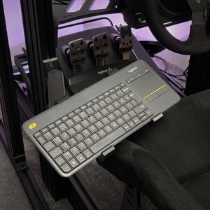 Puede incluir: Una taza de cerámica blanca con un asa negra y el texto "But First, Coffee" en negro, en negrita. La taza está sobre una superficie blanca.