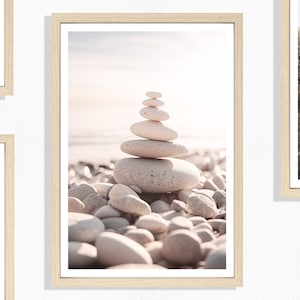 Stampa di ciottoli di spiaggia (P), pietre in equilibrio, vista costiera, zen, mare, riva, decorazione naturale, spiaggia rocciosa, decorazione murale sulla spiaggia, calma, toni neutri