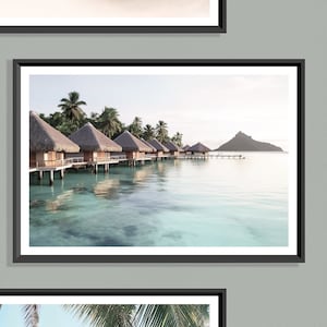 Stampa di bungalow sull'acqua (L), bungalow sull'acqua, Maldive, Bora Bora, vacanze tropicali, poster sulla spiaggia, ville tropicali, capanne sulla spiaggia