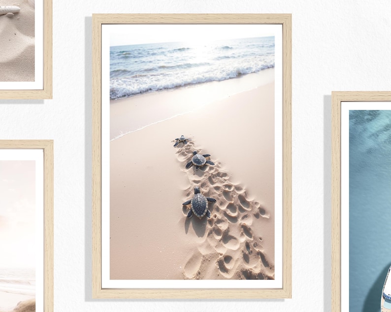 Baby Schildkröten Druck (P), Schildkröte Poster, Auf dem Weg zum Meer, Süßer Tierdruck, Natur, Strand Poster, Ruhe, Beige, Goldener Sand, Küstenlinie Bild 1