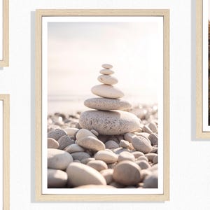Impresión de guijarros de playa (P), piedras equilibradas, vista costera, zen, mar, orilla, decoración natural, playa rocosa, arte de pared playero, tonos neutros y tranquilos