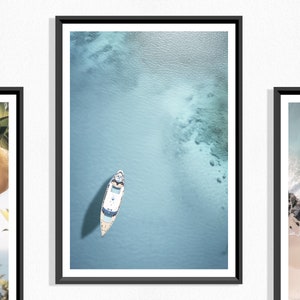 Yacht Print (P), Boot im Meer Poster, Luftbild Boot im Meer, Luxusyacht, Luftbild auf Meer, Küste, Relax, Sommer, Sonnenbad, Türkis